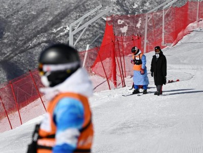 平博体育-俄罗斯高山滑雪选手在雪道上尽显实力