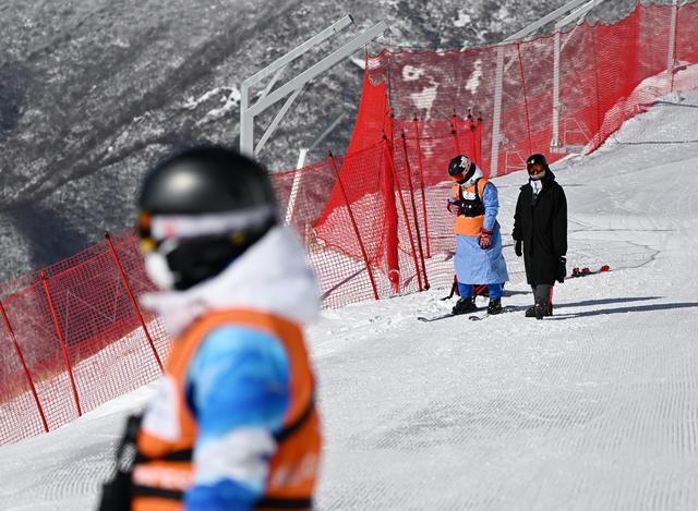 俄罗斯高山滑雪选手在雪道上尽显实力